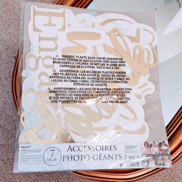 *DONATED 8/15/23* Engagement Photo Accessories - Picture 3 of 3